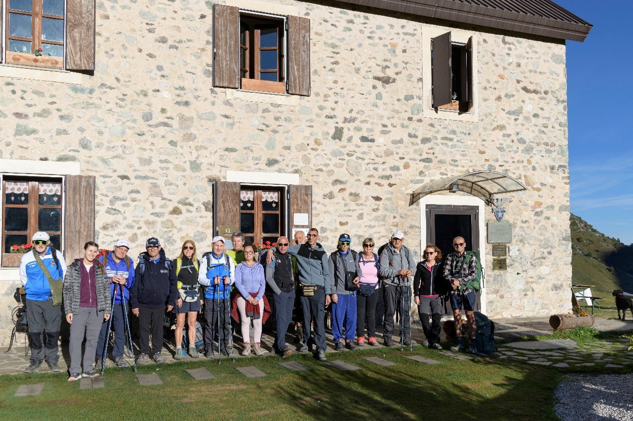 Il gruppo di Montagnaterapia davanti al Rifugio Mondov&igrave; Havis De Giorgio, in Valle Ellero