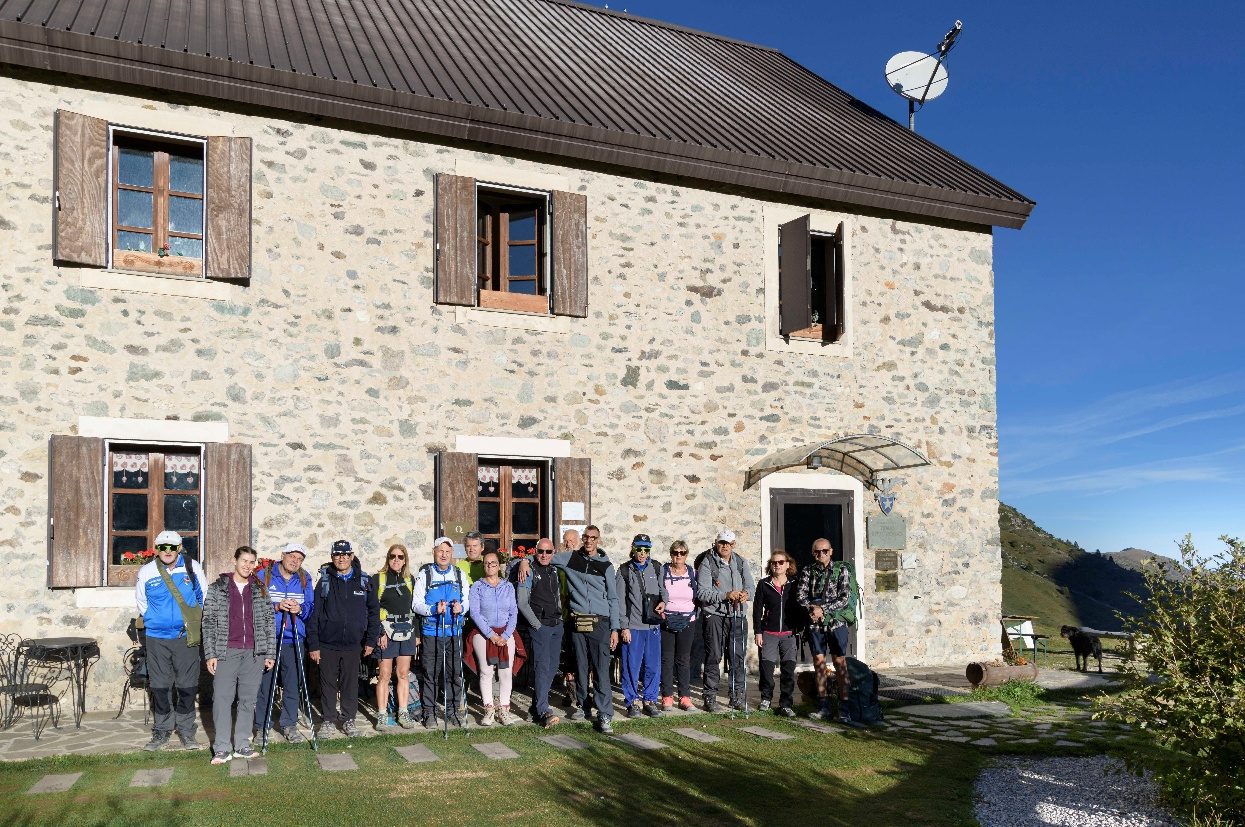 Foto di gruppo dei partecipanti all'escursione di due giorni, davanti al rifugio in Valle Ellero